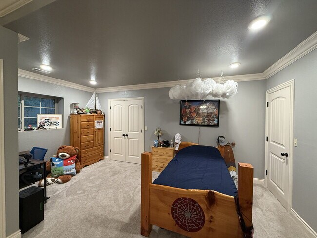 Building Photo - Custom 5 BR / 3 Car Garage, Home theater, ...