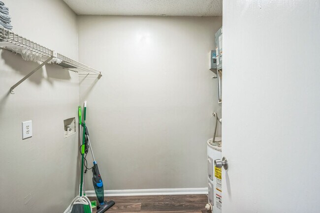 Building Photo - 2035 Kenridge Pkwy