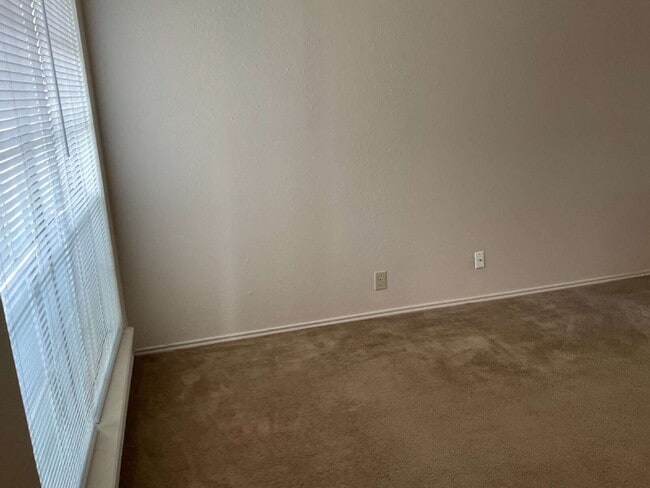 Building Photo - Beautiful Townhome in nice neighborhood - ...