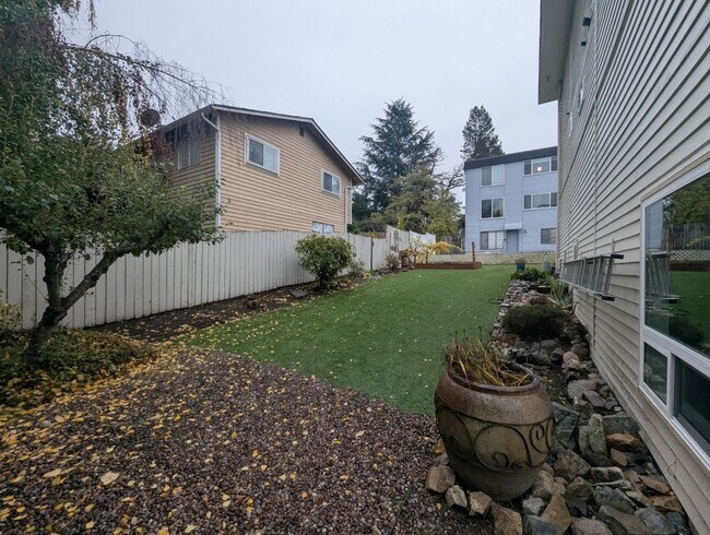 Building Photo - 551 Elm Way