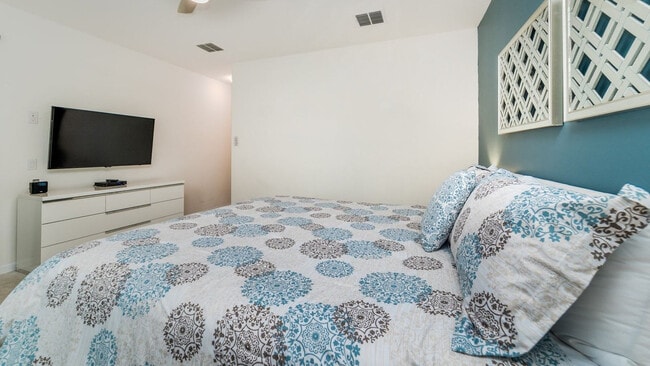 Building Photo - 4079 Oak Tree Dr