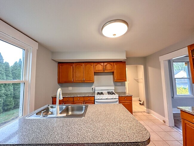 Building Photo - Lovely 3-bed Single Family Home in Hamden!...