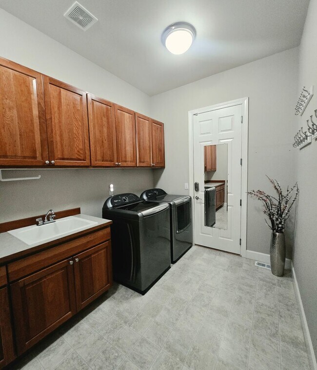 Building Photo - ***PENDING APPLICATION***2 Bed, 2 Bath with Den and Detached Casita For Rent in Port Ludlow!