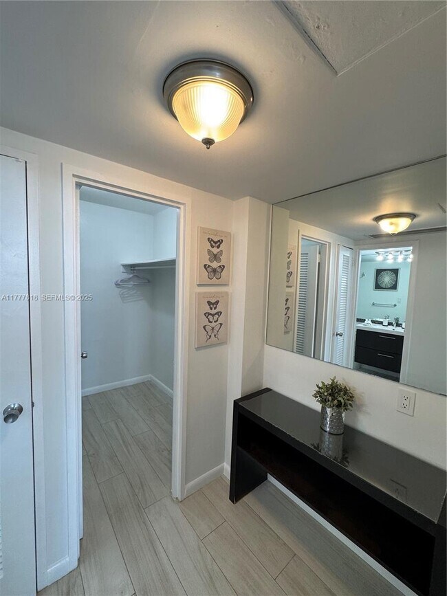 Building Photo - 5161 Collins Ave