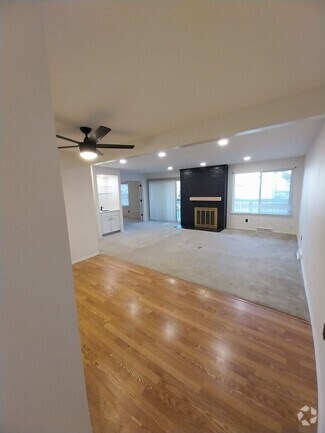 Building Photo - Updated 2 bed 2 bath condo with 1 car gara...