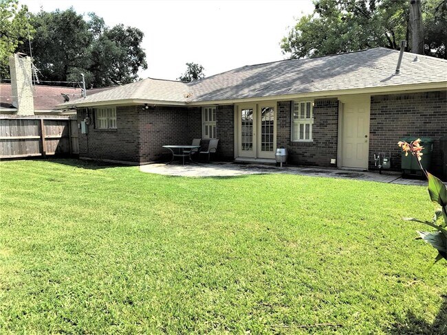 Building Photo - 9710 Pine Lake Dr