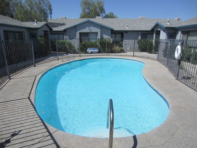Building Photo - 2 Bedroom 1.5 Bath - Pool