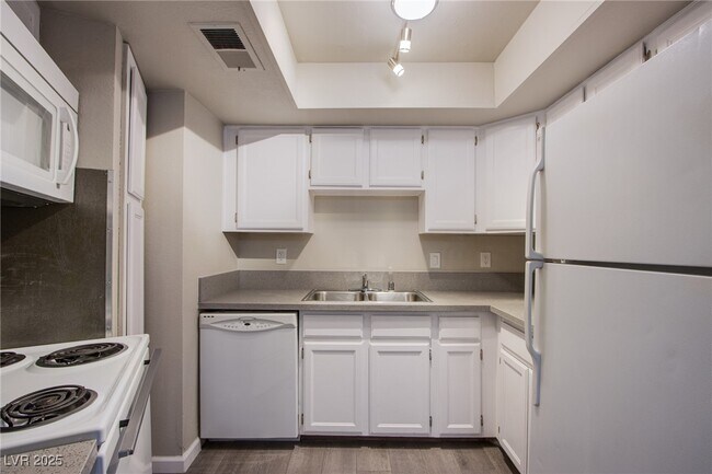 Building Photo - 3749 Carlyle Dr