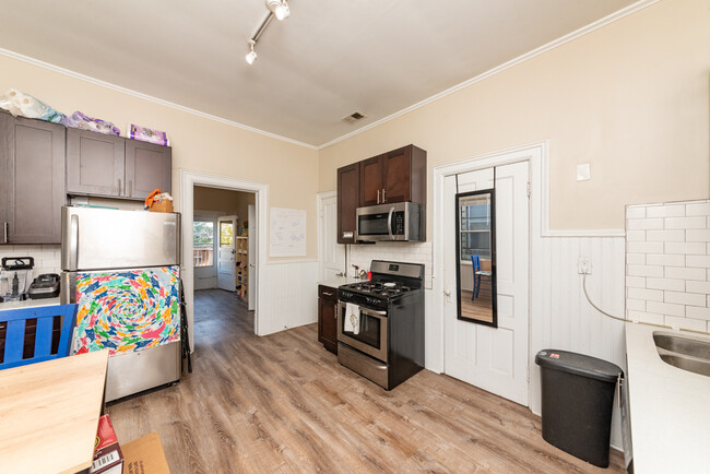 Building Photo - 1431 W Belmont Ave