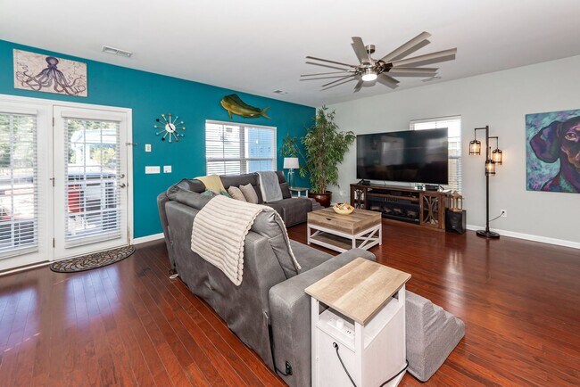 Building Photo - 4 Bedroom, 2.5 Bathroom Home in Brownswood...
