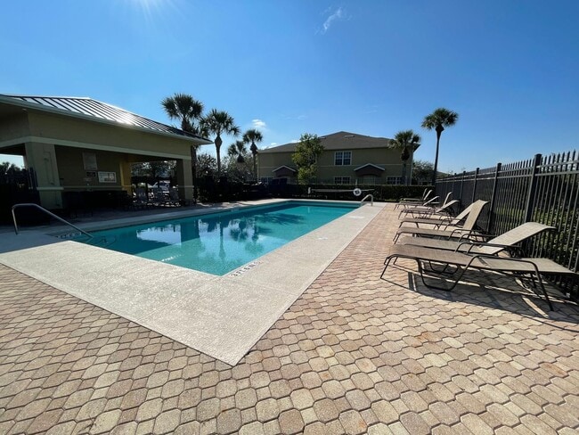 Building Photo - ANNUAL RENTAL - VISTAS AT HERITAGE BAY - 2 BED + DEN/ 2.5 BATH TOWNHOUSE