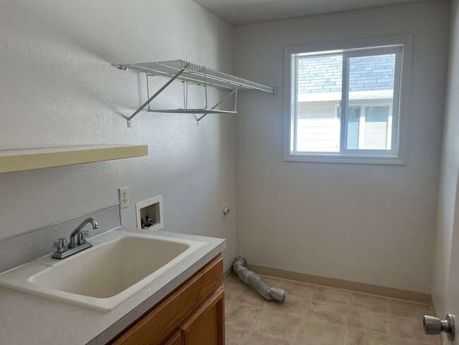 Building Photo - COMING SOON- Spacious Townhouse in Great C...