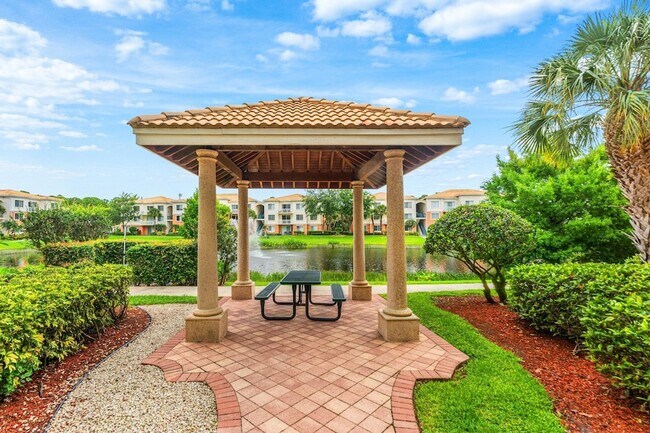 Building Photo - 10106 Myrtlewood Cir W