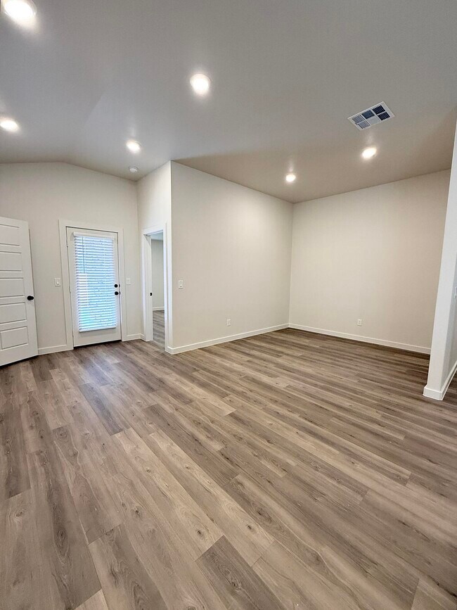 Building Photo - 2501 Kenwood Ave