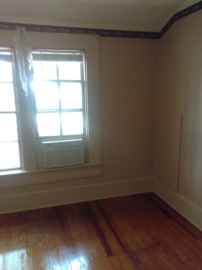 Building Photo - Spacious Two Story Home