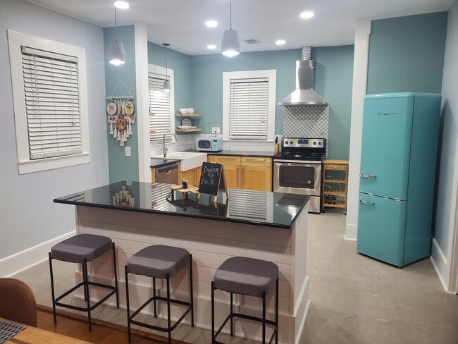 Building Photo - 1605 S Elm St