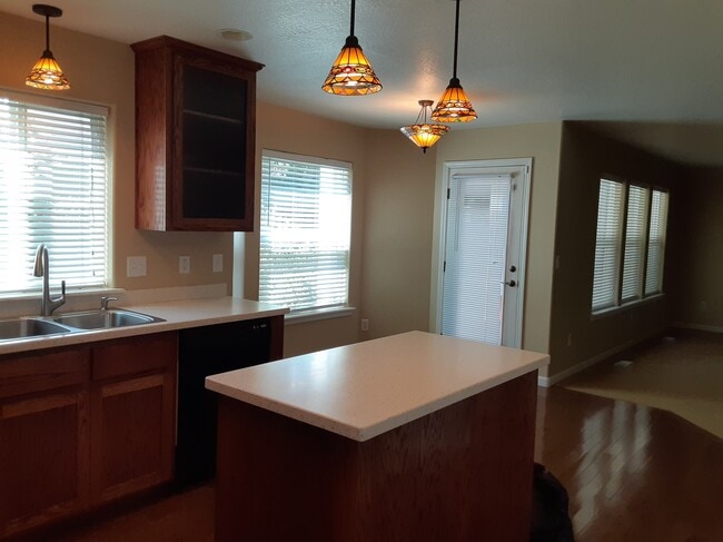 Building Photo - 657 Spring Valley Dr