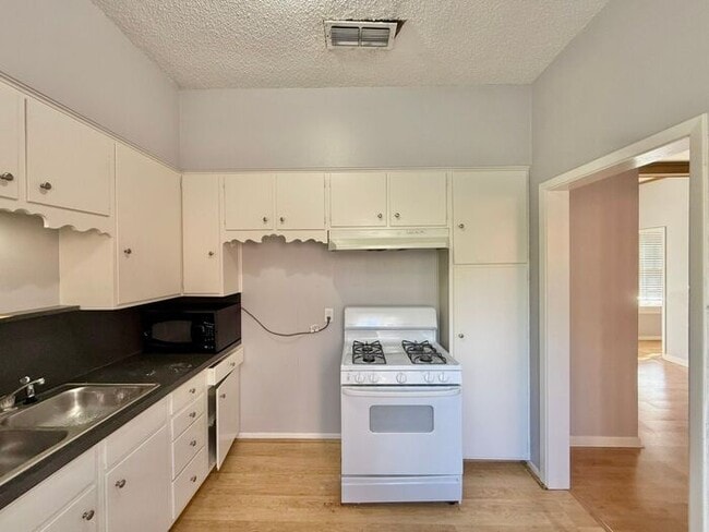 Building Photo - Coming Soon! 1 Bed 1 Bath at Broadway Apar...