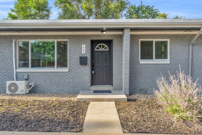 Building Photo - Fully Furnished Sunnyside Townhome | All-Inclusive | Flexible Stays