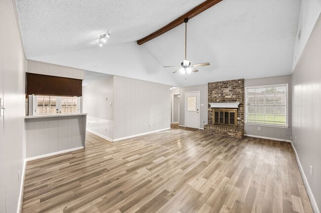 Building Photo - 2211 Turtle Creek Dr