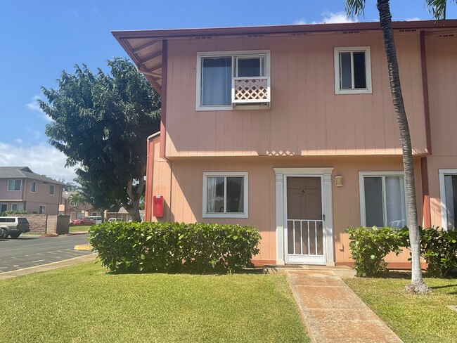 Building Photo - 3 Bedroom 2 Bath, 2 Parking, Convenient Lo...