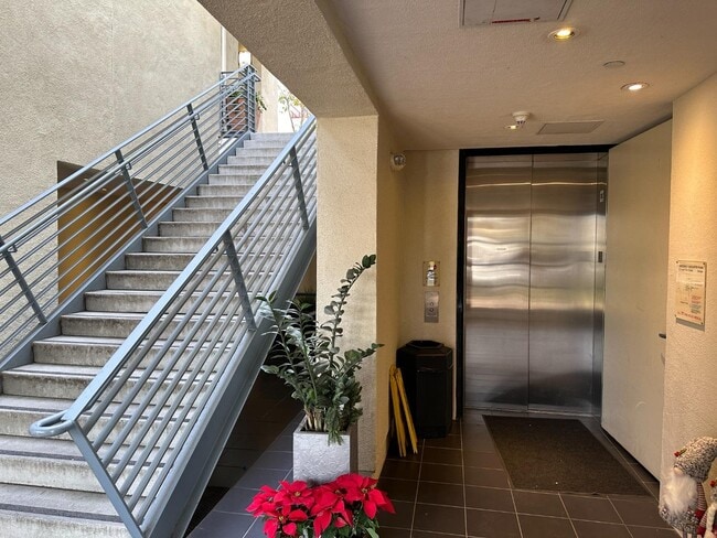 Building Photo - 116 S 1st St