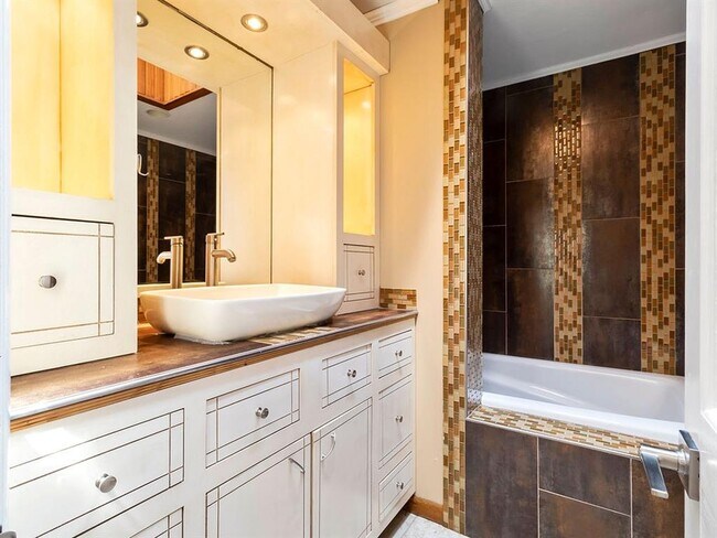 Building Photo - 1113 E Walnut St