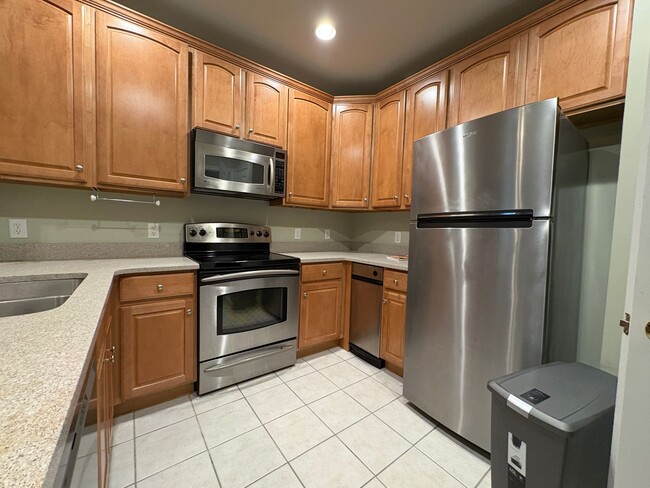 Building Photo - Spacious and Stylish 2 bedroom, 2 bath condo is desirable Coachman's Ridge complex