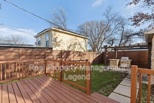 Building Photo - 1018 S Waverly Dr