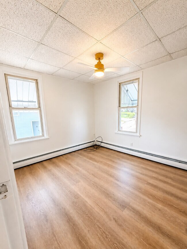 Building Photo - 527 Green St