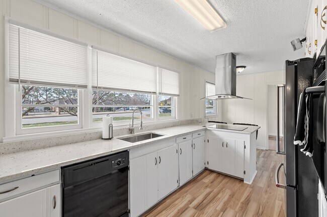 Building Photo - 8009 Whitesburg Dr