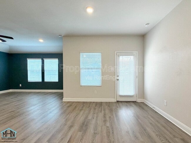 Building Photo - 1405 Redwood Crk