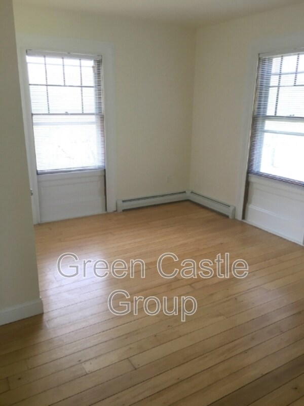 Building Photo - 308 Main St