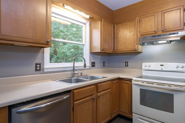 Building Photo - 3 Bed 2 Bath near Lake Jeanette