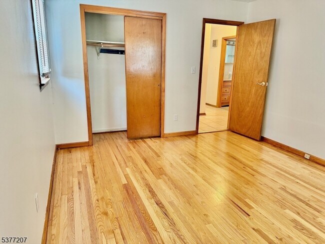 Building Photo - 49 Howell Pl