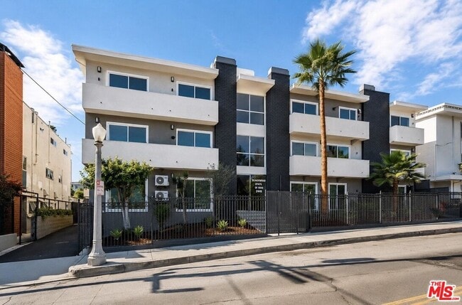 Building Photo - 2449 Beachwood Dr