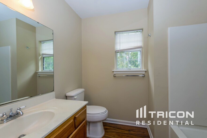 Building Photo - 121 Green Rose Rd