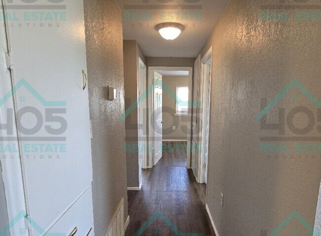 Building Photo - 3 Bedroom in MWC!