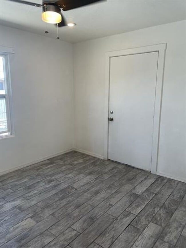 Building Photo - Cute 2 Bedroom Cottage.  Minutes to UofA