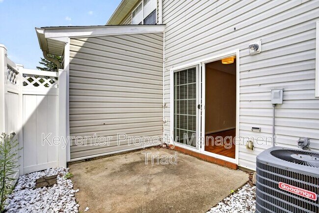Building Photo - 104 Tannenbaum Cir