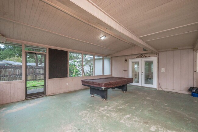 Building Photo - 713 Gibbs Ave