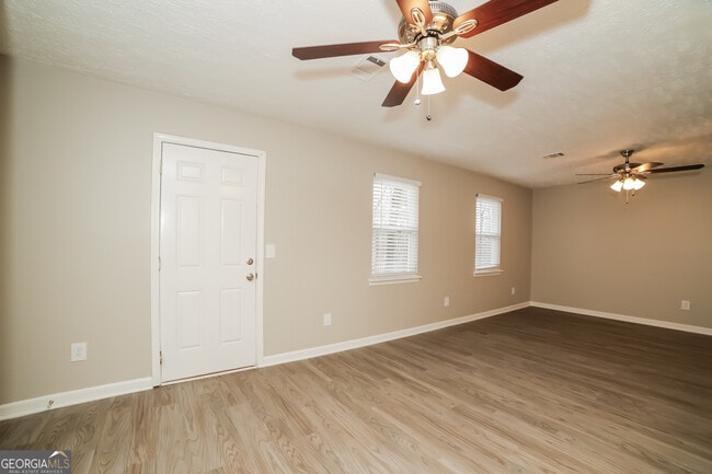 Building Photo - 5885 S Quail Dr