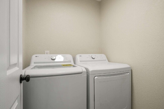 Building Photo - 2-Bedroom Gem with Granite Countertops Available in May