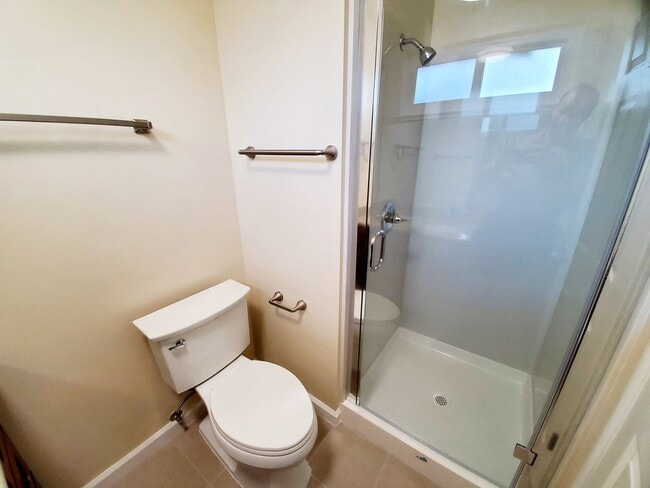 Building Photo - Lovely 3 bedroom 2 bath duplex with private garage and backyard