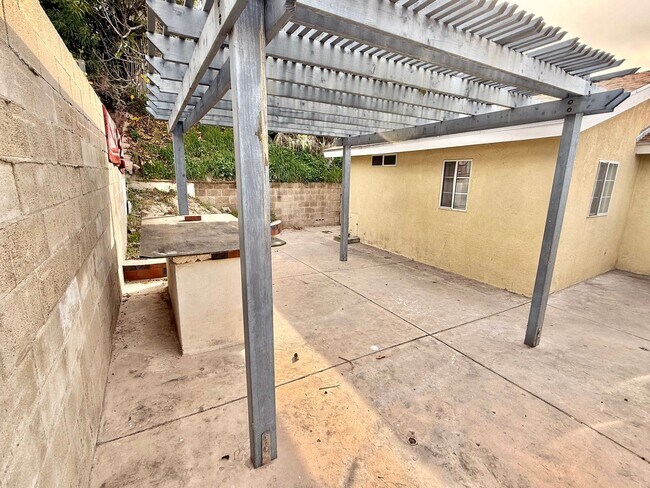 Building Photo - Spacious 4 Bedroom, 3 Bathroom Home with Driveway