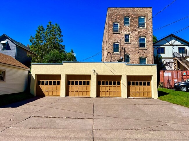 Building Photo - AVAILABLE JUNE - 3 Bed 1 Bath in Central Location