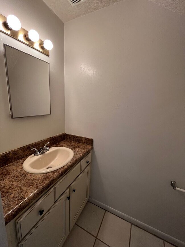 Building Photo - 607 Virginia Oak Ct