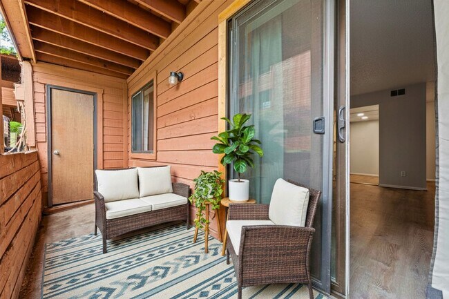 Building Photo - Updated 1 Bed Condo | Reserved Parking, Covered Patio & Fireplace
