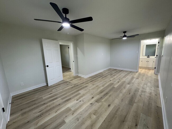 Building Photo - $2,195/month | 4 Bed | 2.5 Bath | 2,046 Sq Ft