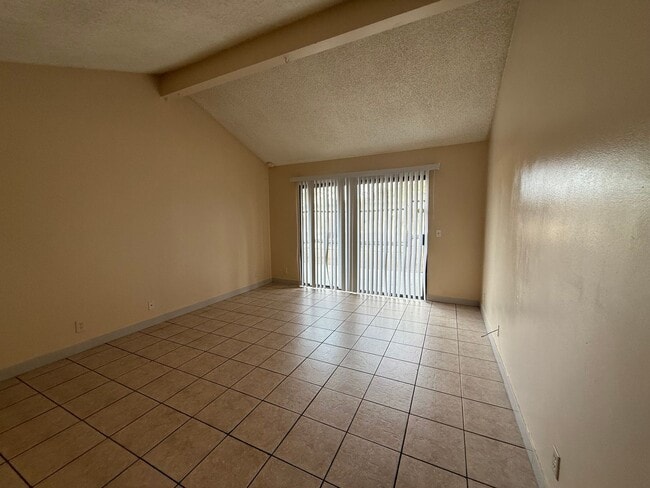 Building Photo - Beautiful Condo!